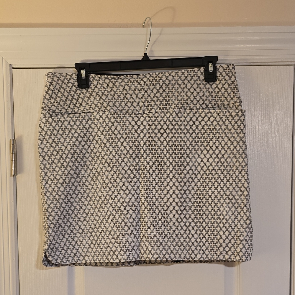 Elegant Geometric Mini Skirt in Black and White